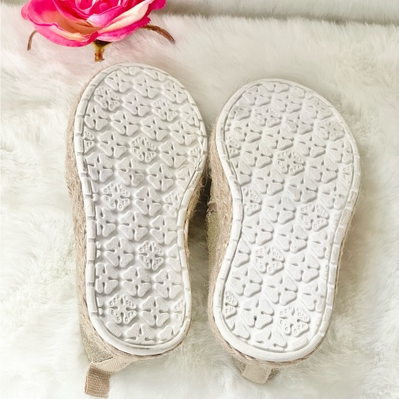 New no tags OSH KOSH B’GOSH GOLD SPARKLY TODDLER SHOES. Wear with dress or jeans - Picture 4 of 6